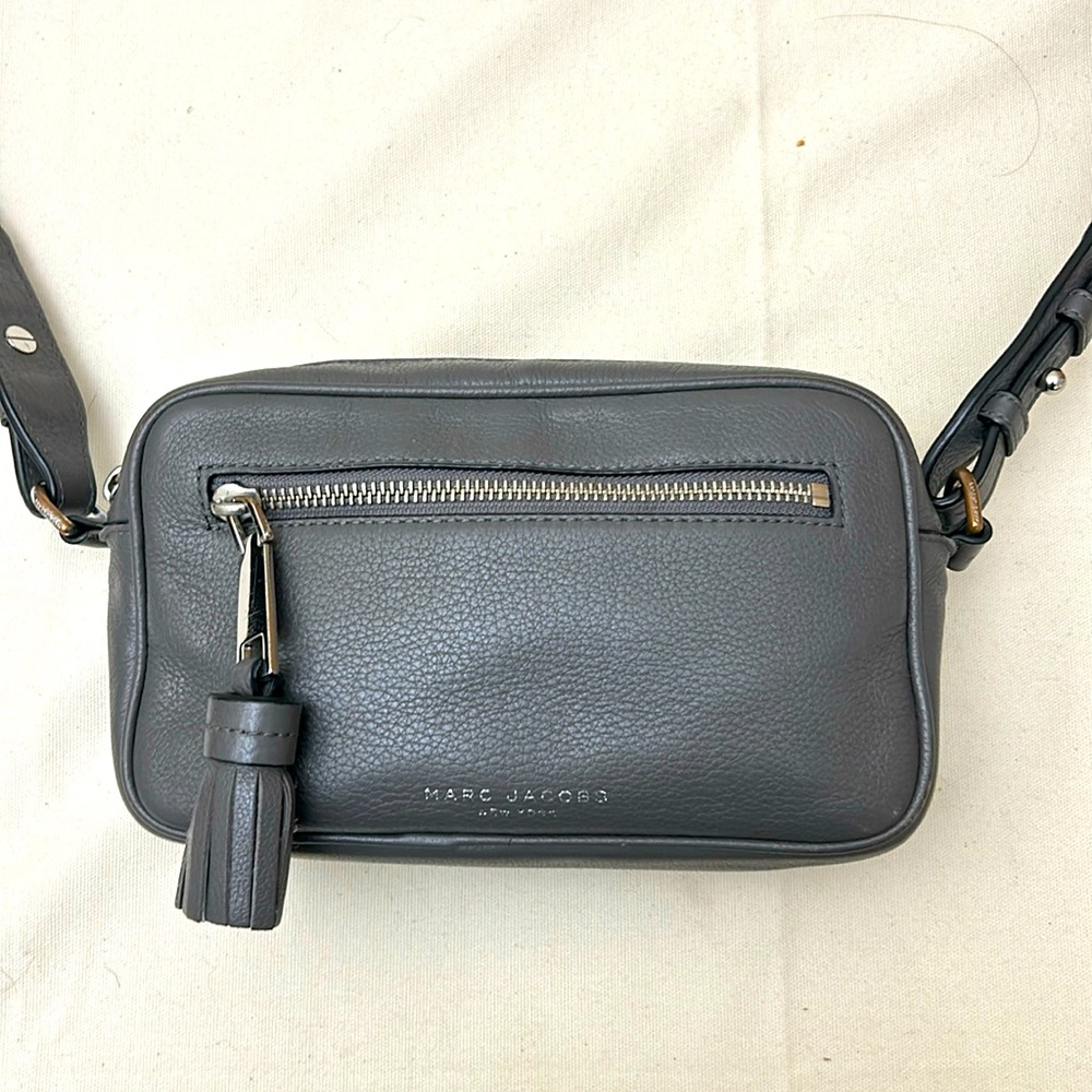 Marc Jacobs adjustable crossbody gray bag